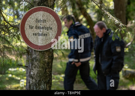 Georgenberg, Allemagne. 13 mai, 2019. 'Aucun accès non autorisé" est écrit sur un panneau en face d'un étang près de Flossenbürg. Monika Frischholz a disparu depuis près de 43 ans. Selon des fonctionnaires, le corps de l'étudiant pourrait avoir été sous-évaluées à cet emplacement. Credit : Armin Weigel/dpa/Alamy Live News Banque D'Images