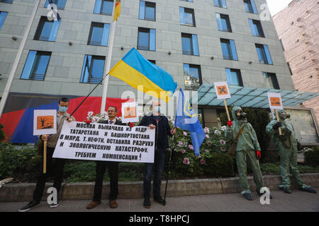 13 mai 2019 - Kiev, Ukraine - des militants d'émigrants de l'Association des peuples autochtones de Russie tenir une pancarte qui dit ''Moscow extrait 8 milliards de tonnes de pétrole des entrailles du Tatarstan et Bashkirostan et quitté les ruines et une catastrophe écologique. Nous exigeons de la rétribution''comme ils les piquets de l'ambassade allemande à la demande de vérifier les compagnies pétrolières russes qui avaient exporté du pétrole brut vers les pays de l'UE et, d'activistes pensent, il a conduit à une catastrophe environnementale dans le Tatarstan, à Kiev, Ukraine, le 13 mai 2019. La Commission d'enquête, six suspects identifiés dans la contaminati Banque D'Images