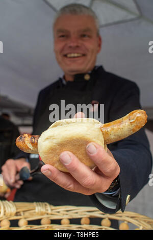 Stendal, Allemagne. Le 13 mai 2019. Holger Stahlknecht (CDU), le ministre de l'Intérieur, de la Saxe-Anhalt, se tient derrière un panier avec une saucisse grillée dans sa main. Le président de l'état de la CDU est en ce moment sur un barbecue tour à travers l'état de parler aux citoyens locaux. Photo : Klaus-Dietmar Gabbert/dpa-Zentralbild/ZB : dpa Crédit photo alliance/Alamy Live News Banque D'Images