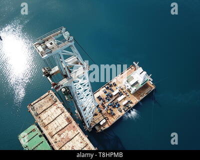 (190513) -- KOMARNA, 13 mai 2019 (Xinhua) -- photo aérienne prise le 10 mai 2019 montre une pile-conduite barge sur le site de construction du pont de Peljesac près de Komarna, Croatie. Les pieux Travaux du pont a été achevé le 9 mai, un jour plus tôt que prévu. Un consortium chinois menés par la Chine Road and Bridge Corporation (CRBC) a remporté la candidature pour la première phase du pont et de ses routes d'accès en janvier 2018. (Xinhua/Hu Wenjie) Banque D'Images