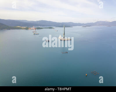 (190513) -- KOMARNA, 13 mai 2019 (Xinhua) -- photo aérienne prise le 10 mai 2019 présente le site de construction du pont de Peljesac près de Komarna, Croatie. Les pieux Travaux du pont a été achevé le 9 mai, un jour plus tôt que prévu. Un consortium chinois menés par la Chine Road and Bridge Corporation (CRBC) a remporté la candidature pour la première phase du pont et de ses routes d'accès en janvier 2018. (Xinhua/Hu Wenjie) Banque D'Images