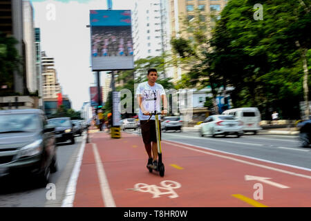 Sao Paulo, Brésil. 13 mai, 2019. Sao Paulo - SP - 05/13/2019 - Réglementation de l'utilisation de scooters à Sao Paulo - La ville de Sao Paulo doit mettre en œuvre dans les 15 jours de nouvelles règles pour l'utilisation de scooters électriques dans la capitale, dont l'utilisation obligatoire du casque et l'interdiction de circulation sur les empreintes de pas. Photo : Suamy Beydoun/AGIF : Crédit AGIF/Alamy Live News Banque D'Images