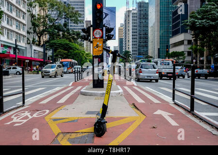 Sao Paulo, Brésil. 13 mai, 2019. Sao Paulo - SP - 05/13/2019 - Réglementation de l'utilisation de scooters à Sao Paulo - La ville de Sao Paulo doit mettre en œuvre dans les 15 jours de nouvelles règles pour l'utilisation de scooters électriques dans la capitale, dont l'utilisation obligatoire du casque et l'interdiction de circulation sur les empreintes de pas. Photo : Suamy Beydoun/AGIF : Crédit AGIF/Alamy Live News Banque D'Images