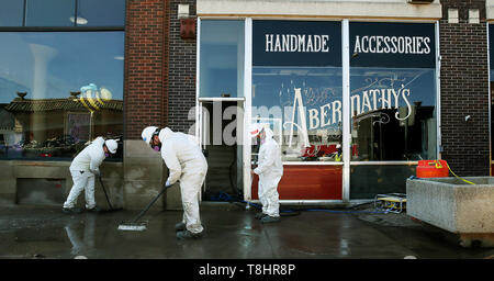 Davenport, Iowa, États-Unis. 13 mai, 2019. Les travailleurs de Werners Restauration de Colona, IL nettoyer les dégâts à l'extérieur et l'intérieur de Abernathy's sur e 2e rue au centre-ville de Davenport, Iowa Davenport, le lundi 13 mai 2019. La zone inondée le mardi 30 avril. Crédit : Kevin E. Schmidt/Quad-City Times/ZUMA/Alamy Fil Live News Banque D'Images