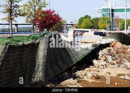 Davenport, Iowa, États-Unis. 13 mai, 2019. Les eaux se sont retirées des sections montrant que les obstacles HESCO renversent les inondations plusieurs blocs du centre-ville le mardi 30 avril. Crédit : Kevin E. Schmidt/Quad-City Times/ZUMA/Alamy Fil Live News Banque D'Images