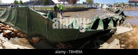 Davenport, Iowa, États-Unis. 13 mai, 2019. Davenport, Iowa City ont inspecter la zone près de River Drive et Pershing Avenue. Lundi 13 mai, 2019. La région est où le floodwall temporaire créé à partir d'obstacles HESCO inondations a échoué plusieurs blocs du centre-ville le mardi 30 avril. Crédit : Kevin E. Schmidt/Quad-City Times/ZUMA/Alamy Fil Live News Banque D'Images