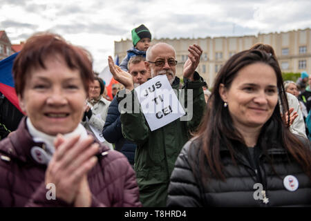 Hradec Kralove, République tchèque. 13 mai, 2019. Les gens s'manifestation contre PM Babis et nouveau ministre de la Justice, Benesova dans le centre de Hradec Kralove, République tchèque, le 13 mai 2019. Photo : CTK/Tanecek Photo/Alamy Live News Banque D'Images