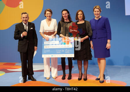 Berlin, Allemagne. 13 mai, 2019. Wassilios E. Fthenakis (l-r), Président de l'Association salon Didacta, Elke Büdenbender, Patron de la German Children and Youth Foundation, les deux représentants de la famille catholique Centre - Kindertagesstätte St Sébastien et Franziska Giffey (SPD), Ministre fédéral de la famille, tenir ensemble lors de la présentation du Prix Allemand Kita. La pépinière reçoit le 1er prix dans la catégorie "pépinière de l'année". Credit : Annette Riedl/dpa/Alamy Live News Banque D'Images