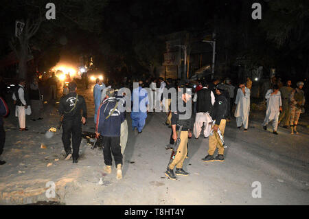 Quetta, Pakistan. 13 mai, 2019. Les fonctionnaires de sécurité boucler l'explosion d'une bombe dans la région de Quetta, au sud-ouest du Pakistan, le 13 mai 2019. Au moins deux policiers ont été tués et 11 autres blessés lundi soir dans l'attentat à Quetta, dans le sud-ouest du Pakistan, district de la province du Balochistan, un ministre provincial dit. Credit : Asad/Xinhua/Alamy Live News Banque D'Images