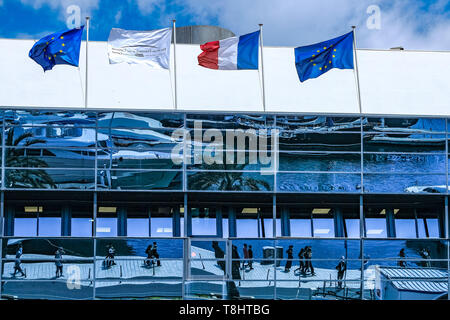 Cannes, France. Le 13 mai 2019. Rangées de super yachts de luxe se reflètent dans les vitres du Palais des Festivals, le lundi 13 mai 2019 au 72e Festival de Cannes, Palais des Festivals, Cannes. Les yachts sont amarrés dans le port et préparé comme espaces de réunion et d'événements pour les célébrités et des entreprises cinématographiques pendant le festival . Credit : Julie Edwards/Alamy Live News Banque D'Images