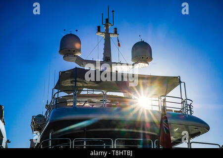 Cannes, France. Le 13 mai 2019. Rangées de super yachts de luxe contraste avec le Château de Cannes le lundi 13 mai 2019 au 72e Festival de Cannes, Palais des Festivals, Cannes. Les yachts sont amarrés dans le port et préparé comme espaces de réunion et d'événements pour les célébrités et des entreprises cinématographiques pendant le festival. Credit : Julie Edwards/Alamy Live News Banque D'Images