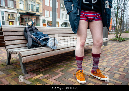 13 janvier, 2019 - Amsterdam, Hollande du Nord, Pays-Bas - Un homme est vu sans pantalon sur la rue pendant l'événement..Le pantalon Pas de trajet en métro est un événement annuel organisé dans la ville de New York. Les passagers aléatoires bord d'un wagon de métro à l'autre s'arrête au milieu de l'hiver sans pantalon. Les participants se comportent comme s'ils ne se connaissent pas, et ils portent tous des manteaux, chapeaux, foulards, gants et. La seule chose inhabituelle est leur manque de pantalon. (Crédit Image : © Ana Fernandez/SOPA des images à l'aide de Zuma sur le fil) Banque D'Images