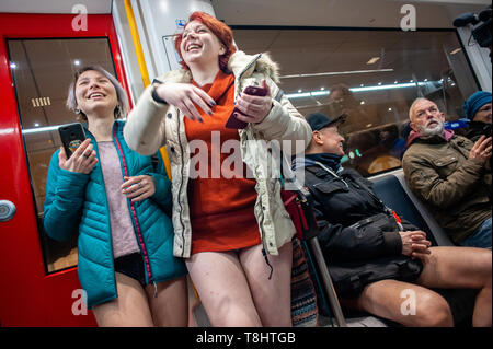 13 janvier, 2019 - Amsterdam, Hollande du Nord, Pays-Bas - deux femmes sont considérées sans pantalon dans le métro et prendre des photos avec leur téléphone portable pendant l'événement..Le pantalon Pas de trajet en métro est un événement annuel organisé dans la ville de New York. Les passagers aléatoires bord d'un wagon de métro à l'autre s'arrête au milieu de l'hiver sans pantalon. Les participants se comportent comme s'ils ne se connaissent pas, et ils portent tous des manteaux, chapeaux, foulards, gants et. La seule chose inhabituelle est leur manque de pantalon. (Crédit Image : © Ana Fernandez/SOPA des images à l'aide de Zuma sur le fil) Banque D'Images