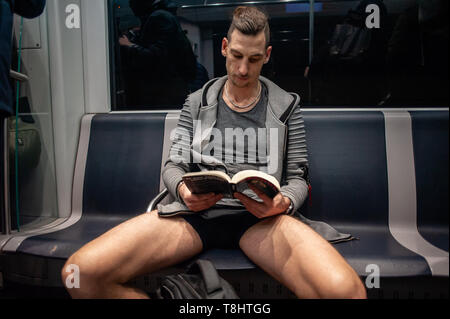 13 janvier, 2019 - Amsterdam, Hollande du Nord, Pays-Bas - Un homme sans pantalon est vu la lecture dans le métro pendant l'événement..Le pantalon Pas de trajet en métro est un événement annuel organisé dans la ville de New York. Les passagers aléatoires bord d'un wagon de métro à l'autre s'arrête au milieu de l'hiver sans pantalon. Les participants se comportent comme s'ils ne se connaissent pas, et ils portent tous des manteaux, chapeaux, foulards, gants et. La seule chose inhabituelle est leur manque de pantalon. (Crédit Image : © Ana Fernandez/SOPA des images à l'aide de Zuma sur le fil) Banque D'Images