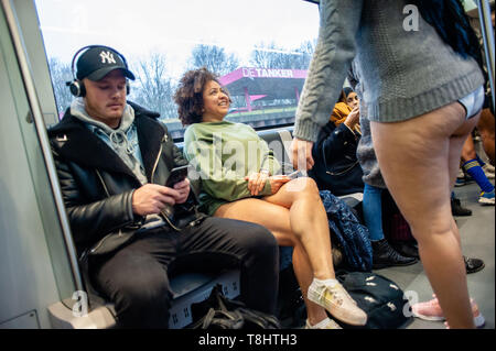 13 janvier, 2019 - Amsterdam, Hollande du Nord, Pays-Bas - deux femmes sont vus en train de parler dans le métro sans pantalon coin à côté d'un homme pendant l'événement..Le pantalon Pas de trajet en métro est un événement annuel organisé dans la ville de New York. Les passagers aléatoires bord d'un wagon de métro à l'autre s'arrête au milieu de l'hiver sans pantalon. Les participants se comportent comme s'ils ne se connaissent pas, et ils portent tous des manteaux, chapeaux, foulards, gants et. La seule chose inhabituelle est leur manque de pantalon. (Crédit Image : © Ana Fernandez/SOPA des images à l'aide de Zuma sur le fil) Banque D'Images