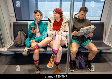 13 janvier, 2019 - Amsterdam, Hollande du Nord, Pays-Bas - deux femmes et un homme sont vus coin dans le métro sans pantalon lors de l'événement..Le pantalon Pas de trajet en métro est un événement annuel organisé dans la ville de New York. Les passagers aléatoires bord d'un wagon de métro à l'autre s'arrête au milieu de l'hiver sans pantalon. Les participants se comportent comme s'ils ne se connaissent pas, et ils portent tous des manteaux, chapeaux, foulards, gants et. La seule chose inhabituelle est leur manque de pantalon. (Crédit Image : © Ana Fernandez/SOPA des images à l'aide de Zuma sur le fil) Banque D'Images