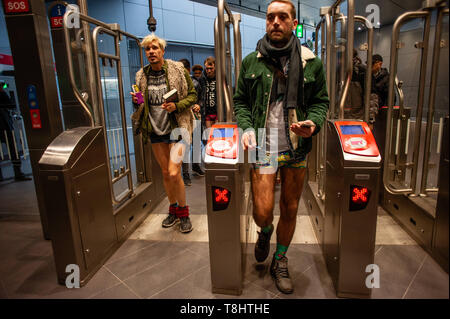 13 janvier, 2019 - Amsterdam, Hollande du Nord, Pays-Bas - Un groupe de personnes sont vus contrôler dans le métro sans pantalon lors de l'événement..Le pantalon Pas de trajet en métro est un événement annuel organisé dans la ville de New York. Les passagers aléatoires bord d'un wagon de métro à l'autre s'arrête au milieu de l'hiver sans pantalon. Les participants se comportent comme s'ils ne se connaissent pas, et ils portent tous des manteaux, chapeaux, foulards, gants et. La seule chose inhabituelle est leur manque de pantalon. (Crédit Image : © Ana Fernandez/SOPA des images à l'aide de Zuma sur le fil) Banque D'Images