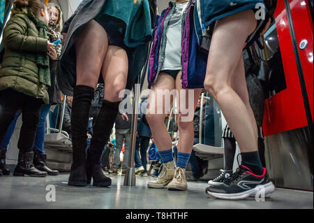 13 janvier, 2019 - Amsterdam, Hollande du Nord, Pays-Bas - un groupe d'hommes et de femmes sont vus prendre le métro sans pantalon lors de l'événement..Le pantalon Pas de trajet en métro est un événement annuel organisé dans la ville de New York. Les passagers aléatoires bord d'un wagon de métro à l'autre s'arrête au milieu de l'hiver sans pantalon. Les participants se comportent comme s'ils ne se connaissent pas, et ils portent tous des manteaux, chapeaux, foulards, gants et. La seule chose inhabituelle est leur manque de pantalon. (Crédit Image : © Ana Fernandez/SOPA des images à l'aide de Zuma sur le fil) Banque D'Images