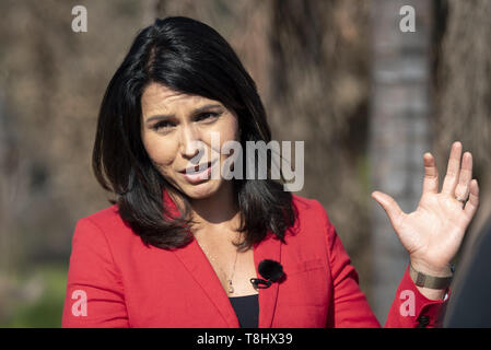 Malibu, CA, USA. 12 mai, 2019. Tulsi Gabbard, un démocrate de New York et candidat à l'élection présidentielle 2020 vu parler pendant la campagne à Malibu. Ronen Crédit : Tivony SOPA/Images/ZUMA/Alamy Fil Live News Banque D'Images