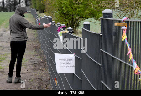 Flensburg, Allemagne. 09Th Mai, 2019. Un signe avec l'Agence danoise de l'inscription "l'homme est le plus grand risque' se bloque sur le sanglier clôture à la frontière germano-danoise. Depuis janvier, le Danemark a été l'édification d'une clôture de sangliers sur la frontière allemande en matière de protection contre la peste porcine africaine. Crédit : Carsten Rehder/dpa/Alamy Live News Banque D'Images