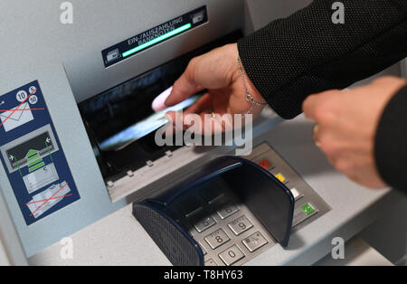 Garmisch Partenkirchen, en Allemagne. 10 mai, 2019. Une femme se retire de l'argent dans un distributeur dans une succursale bancaire. La BGH précise si les banques peuvent percevoir une redevance pour les dépôts et les retraits au guichet. Credit : Angelika Warmuth/dpa/Alamy Live News Banque D'Images