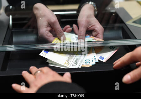 Garmisch Partenkirchen, en Allemagne. 10 mai, 2019. Une femme peut être payé en espèces dans une succursale bancaire au guichet. La BGH précise si les banques peuvent percevoir une redevance pour les dépôts et les retraits au guichet. Credit : Angelika Warmuth/dpa/Alamy Live News Banque D'Images