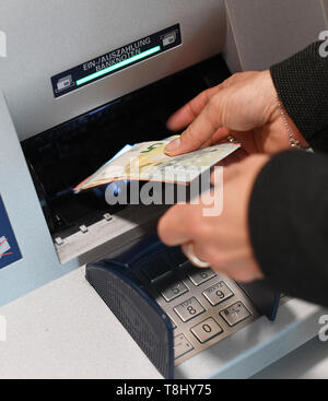 Garmisch Partenkirchen, en Allemagne. 10 mai, 2019. Une femme se retire de l'argent dans un distributeur dans une succursale bancaire. La BGH précise si les banques peuvent percevoir une redevance pour les dépôts et les retraits au guichet. Credit : Angelika Warmuth/dpa/Alamy Live News Banque D'Images