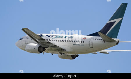 Richmond, Colombie-Britannique, Canada. 2 mai, 2019. WestJet Airlines, un Boeing 737-600 C-GWSB à couloir unique) en suspension dans l'avion après le décollage de l'Aéroport International de Vancouver. Credit : Bayne Stanley/ZUMA/Alamy Fil Live News Banque D'Images