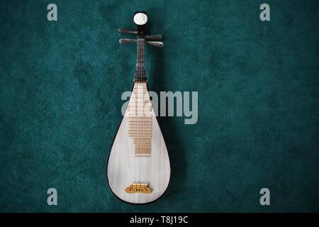 Dunhuang, Chine. 13 mai, 2019. Pipa est photographié à Lanzhou orchestre traditionnel à Lanzhou, Gansu Province du nord-ouest de la Chine, le 13 mai 2019. Pipa, un instrument à cordes en forme de poire, est l'un des instruments de musique traditionnelle chinoise. Le pipa est joué à la verticale et peuvent être trouvés dans des solos, des ensembles ou orchestres. Les images du vol apsaras à jouer du pipa ont été observés sur des peintures murales dans les grottes de Mogao de Dunhuang Gansu, a 1 600 ans, site du patrimoine mondial de l'Unesco situé à un carrefour culturel et religieux, sur l'ancienne Route de la soie dans la province du Gansu. Source : Xinhua/Alamy Live News Banque D'Images