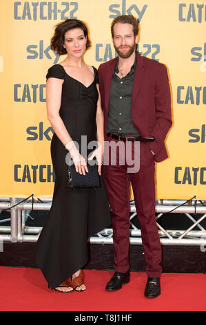 Tessa Ferrer et guest assistant à la première de la série TV "Catch 22 / Catch-22" à l'espace Cinema Moderno le 13 mai 2019 à Rome, Italie. Banque D'Images