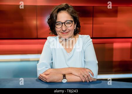 Berlin, Allemagne. 13 mai, 2019. 13.05.2019, Isabel Schayani, présentateur du programme ARD 'Weltspiegel' et chef de rédaction ministère 'WDRforyou' dans le studio de télévision à Hart mais juste en Studio à Berlin Adlershof. Portrait de la journaliste. Utilisation dans le monde entier | Credit : dpa/Alamy Live News Banque D'Images