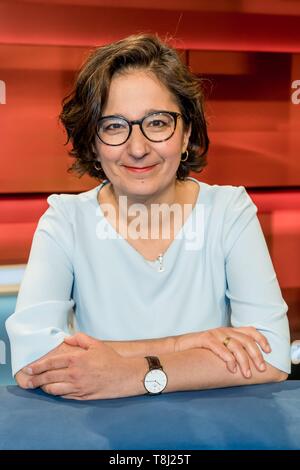 Berlin, Allemagne. 13 mai, 2019. 13.05.2019, Isabel Schayani, présentateur du programme ARD 'Weltspiegel' et chef de rédaction ministère 'WDRforyou' dans le studio de télévision à Hart mais juste en Studio à Berlin Adlershof. Portrait de la journaliste. Utilisation dans le monde entier | Credit : dpa/Alamy Live News Banque D'Images