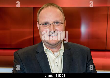 Berlin, Allemagne. 13 mai, 2019. 13.05.2019, Ralf Schuler, auteur du livre 'Soyons populistes : dix thèses pour une nouvelle culture de débat" ainsi que correspondant en chef dans le bureau du Parlement de la BILD-Zeitung dans le studio de télévision à Hart mais juste en Studio à Berlin Adlershof. Portrait de la journaliste. Utilisation dans le monde entier | Credit : dpa/Alamy Live News Banque D'Images