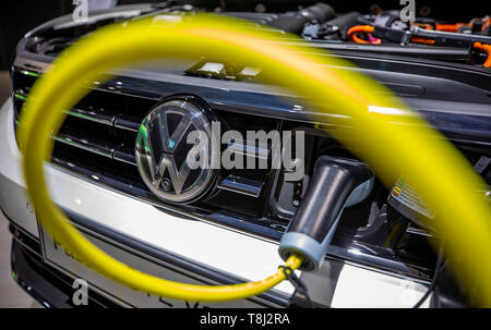 Berlin, Allemagne. 14 mai, 2019. Un câble de charge conduit à une VW Passat avec plug-in de la technologie hybride Volkswagen à l'assemblée générale annuelle. Crédit : Michael Kappeler/dpa/Alamy Live News Banque D'Images