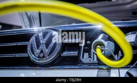 Berlin, Allemagne. 14 mai, 2019. Un câble de charge conduit à une VW Passat avec plug-in de la technologie hybride Volkswagen à l'assemblée générale annuelle. Crédit : Michael Kappeler/dpa/Alamy Live News Banque D'Images