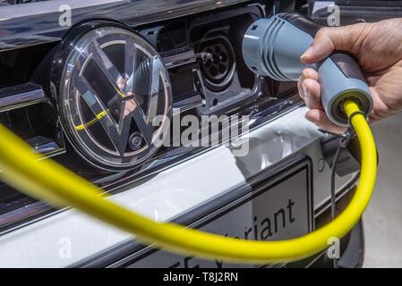 Berlin, Allemagne. 14 mai, 2019. Chez Volkswagen, l'assemblée générale annuelle de l'employé est un VW de brancher un câble de charge dans une Passat VW avec plug-in La technologie hybride. Crédit : Michael Kappeler/dpa/Alamy Live News Banque D'Images