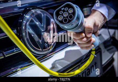 Berlin, Allemagne. 14 mai, 2019. Chez Volkswagen, l'assemblée générale annuelle de l'employé est un VW de brancher un câble de charge dans une Passat VW avec plug-in La technologie hybride. Crédit : Michael Kappeler/dpa/Alamy Live News Banque D'Images