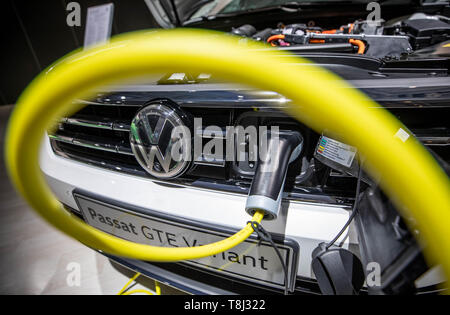 Berlin, Allemagne. 14 mai, 2019. Un câble de charge conduit à une VW Passat avec plug-in de la technologie hybride Volkswagen à l'assemblée générale annuelle. Crédit : Michael Kappeler/dpa/Alamy Live News Banque D'Images