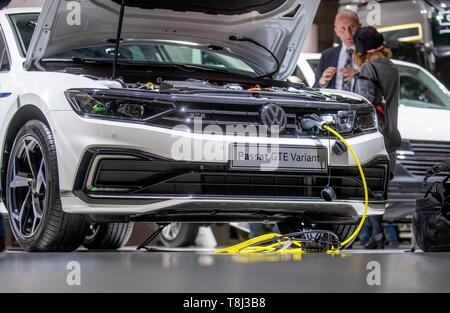 Berlin, Allemagne. 14 mai, 2019. Un câble de charge conduit à une VW Passat avec plug-in de la technologie hybride Volkswagen à l'assemblée générale annuelle. Crédit : Michael Kappeler/dpa/Alamy Live News Banque D'Images