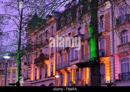 La France, Territoire de Belfort, Belfort, Avenue Foch, immeuble du début du xxe siècle, les lumières de Noël Banque D'Images