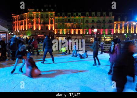 La France, Territoire de Belfort, Belfort, place Corbis bridge, bâtiments Avenue Foch, patinoire, les lumières de Noël Banque D'Images