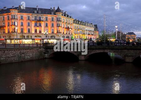 La France, Territoire de Belfort, Belfort, Boulevard Carnot, bâtiments, Corbis pont sur la rivière Savoureuse, lumières de Noël Banque D'Images