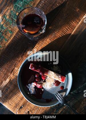 Vue aérienne de vin chaud et sans gluten cheesecake aux cerises Banque D'Images