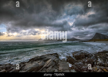 Storm brewing, Stor Sandnes, Flakstad, Lofoten, Nordland, Norvège Banque D'Images