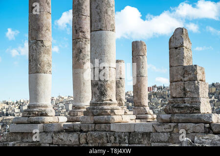 Cityscape view à travers les colonnes d'Hercule Temple, La Citadelle d'Amman, Amman, Jordanie Banque D'Images