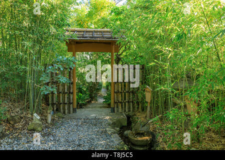 France, Alpes Maritimes, Saint Jean Cap Ferrat, la Villa et jardins Ephrussi de Rothschild, le jardin japonais, porte // France, Alpes-Maritimes (06), S Banque D'Images