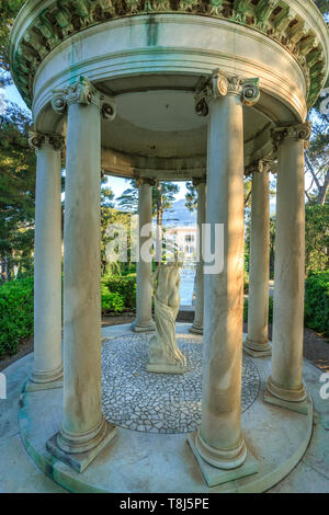 France, Alpes Maritimes, Saint Jean Cap Ferrat, la Villa et jardins Ephrussi de Rothschild, Temple de l'amour dans le jardin français // France, Alpes-Maritim Banque D'Images