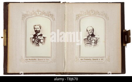 Une carte de visite album photo sur la guerre de 1870/71 avec 50 photographies inscrit des monarques et les commandants de l'armée en uniforme avec des ordres et décorations en cuir embouti, le couvercle portant une inscription en or (tr.) "l'ensemble de l'Allemagne c'est d'être', de l'aigle et croix de fer 1813/1870 et la devise (tr.) "l'union fait la force". Fermoir en laiton sur le côté, le cuir est légèrement défraîchi. L'intérieur est inscrit comme un album commémoratif avec carte de visite 50 photographies (3e édition), publié par G.F. Grossmann, Weißensee. L'album contient 50 photographies, certaines re, Editorial-Use-seulement Banque D'Images