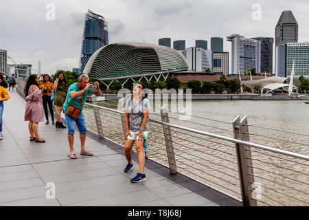 Une jeune femme qui pose pour tourisme Photo sur le pont du Jubilé, à Singapour, en Asie du sud-est Banque D'Images