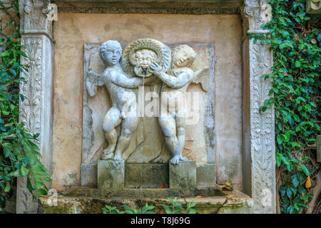 France, Alpes Maritimes, Saint Jean Cap Ferrat, la Villa et jardins Ephrussi de Rothschild, fontaine dans le jardin de pierre // France, Alpes-Maritimes (06) Banque D'Images